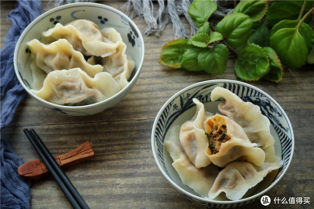 一家三口回娘家,买2斤牛肉包饺子,爸妈吃得开心,这才是幸福呀